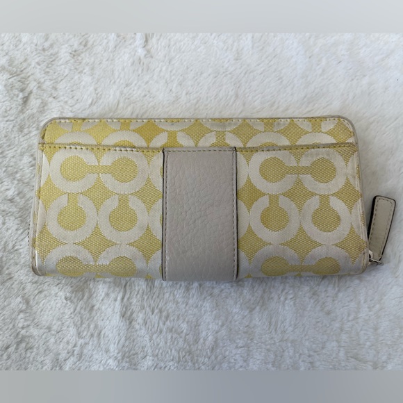 Coach zip around Wallet EUC - Picture 9 of 9